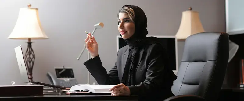 تصویر مژده شکری ساز در دفتر کارش