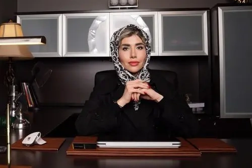 مژده شکری ساز در دفتر کارش